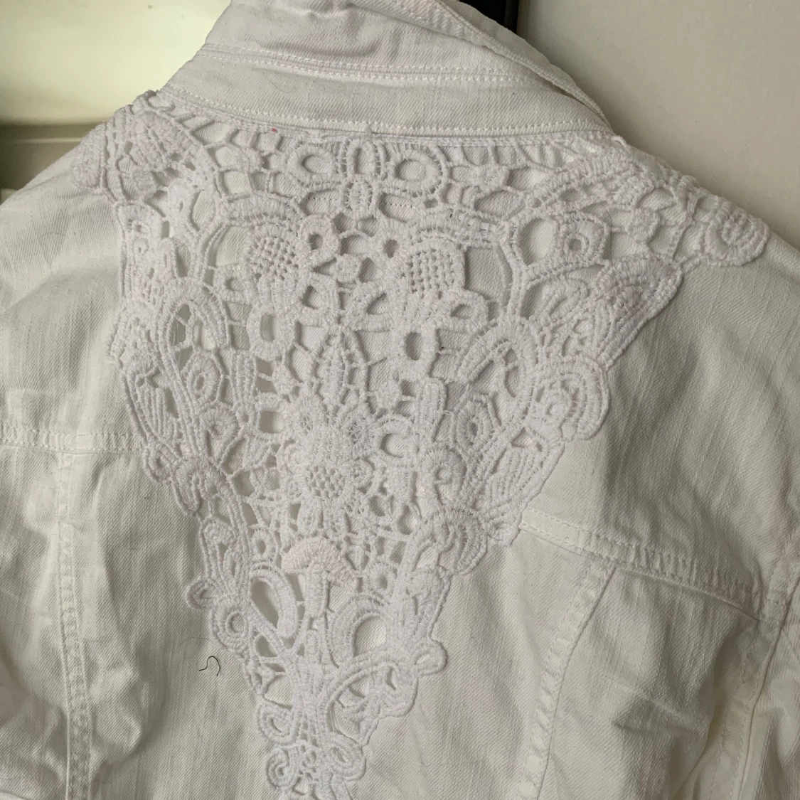 Vit jeansjacka med spets - 90