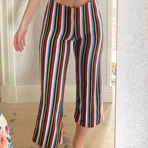 Randiga mjukisbyxor - Dessa randiga, tighta mjukisbyxorna är köpta på Urban Outfitters och är i storleken S! De är lite kortare och slutar på mitten av vaden, alltså väldigt somriga 😍 de sitter också tight. Säljer tyvärr dessa då de är lite väl tighta på mig! Använda cirka en gång och är i väldigt bra skick! 150 kr + frakt 💓 