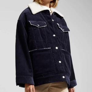 Vårjacka från Weekday - Hej, säljer denna snygga jacka från weekday i storleken xs men den är oversized i modellen. 