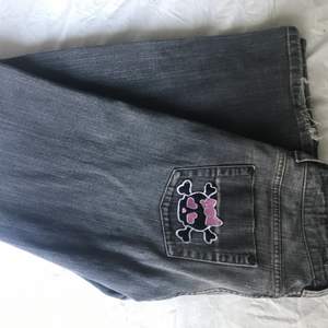 Sjukt coola jeans med en hello Kitty döskalle på. De är gråa, färgen är som på första bilderna💕