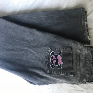 Gråa jeans, hello Kitty dödskalle  - Sjukt coola jeans med en hello Kitty döskalle på. De är gråa, färgen är som på första bilderna💕