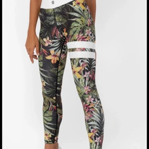 STRONGER tights ”Vietnam” - Stronger tights ”Vietnam”. Storlek M men observera små i storleken (passar även XS/S). Endast testade, men lappar ej kvar. Nypris 799kr 🧜🏼‍♀️