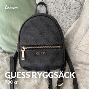Guess ryggsäck - Funderar på att sälja min lilla ryggsäck från GUESS. Använt 1 gång och sen bara stått på en hylla och varit fin. Jättefin och söt! Säljer bara vid bra bud då jag vill ha kvar den mer och mer. Köparen står för frakten om man inte möts upp!🥰 