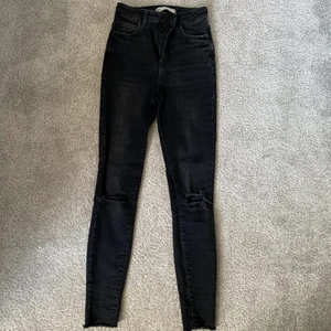 Jeans  - Ett par jeans från Gina tricot med hål på knäna💓 använda en hel del