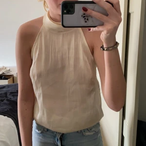 As snygg top - As snygg trendig top som går att användas på fest, den är aldrig använd och är i super bra skick