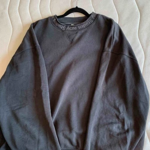  - Acne sweatshirt med tre år på nacken men fortfarande väldigt bra skick.   Finns ett litet håll på ärmen, men inget man märker   Nypris : 2200kr