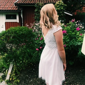 Superfin vit klänning! - Vit klänning som är perfekt till skolavslutning, student eller konfa. Använd en gång!💓💓💓