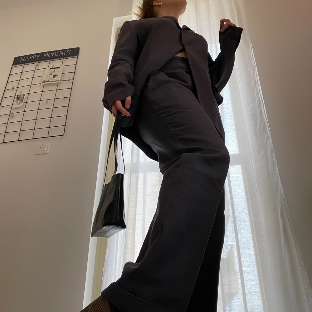 Äkta LV kostym set i fint skick, har tvättats några gånger på kemtvätt, vissa av lapparna från kemtvätt finns kvar. Made in Italy, 100% cotton. Är egentligen för män, men passar även kvinnor. Modellen använder vanligtvis storlek S och är 169cm. Jackan är i storlek 50 och kostymbyxorna i storlek 52. Kan skicka mer bilder vid intresse! Har tyvärr inget äktehetsintyg eller kvitto då den köptes för länge sen. Kostymen postas från Paris, så frakt kan ta lite längre än vanligt. Kan betalas via SafePay annars så tar jag Swish! . Kostymer.