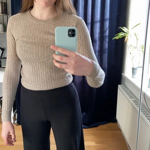 Beige kabelstickad tröja  - Beige kabelstickad tröja från Gina Tricot, superfin men kommer aldrig till användning.