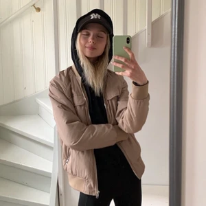 Bomberjacka  - Säljer min superfina bomberjacka ifrån Redial i storlek S. Hyfsad använd men har inga skador eller fläckar. Köparen står för frakten 🤍