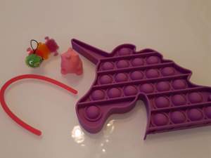 Hej!💖 säljer denna fidget toy kitet som innehåller en mochi,pop it, två monkey noodels en vanlig och en med känselel. Mochi monkey noodelsen är nya pop iten är lite använd! Bra pris för detta kitet kommer med en extra fidget toy som är en suprise!🙂 inehåller fri frakt!!