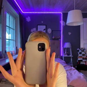 Beige/ljus lila skal från H&M  - Ett beige/ljus lila skal från H&M. Lite slitet på vissa ställen (se bild 3), därför lägre pris. Skalet passar till iphone 11! Annars fungerar det bra och har ett härligt material. 