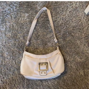 Axelremsväska - Så fin väska det var min mammas när hon var liten , skicket är hyfsat bra , köparen står för frakt på 66kr