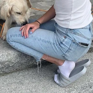 Zara trendiga sommar jeans🤩 - Säljer nu mina fina zara jeans som jag inte använder för det passar inte riktigt på mig✨ det är i stl 36!