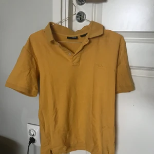 Piké från FILA  - Köpt på plick, aldrig använd. Perfekt skick. 