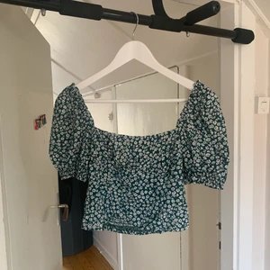 Topp - Säljer denna snygg topp från H&M i st 36. Använd ca 2 gånger. Säljer för 150kr + frakt🥰  Om det är fler intresserade buda i kommentera!