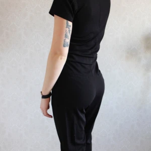 onepiece - onepiece med långa ben och korta ärmar. Super snygg och stilfullt i mjukis matrial. Kolla in mina andra annonser också! ❤️