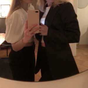 Svart kavaj - As trendig kavaj från weekday köpt för 700kr som är slutsåld. Används tyvärr för sällan därför jag säljer den. Lite figursydd men väldig snygg. Skriv för mer bilder❤️ bud = 100% köpes