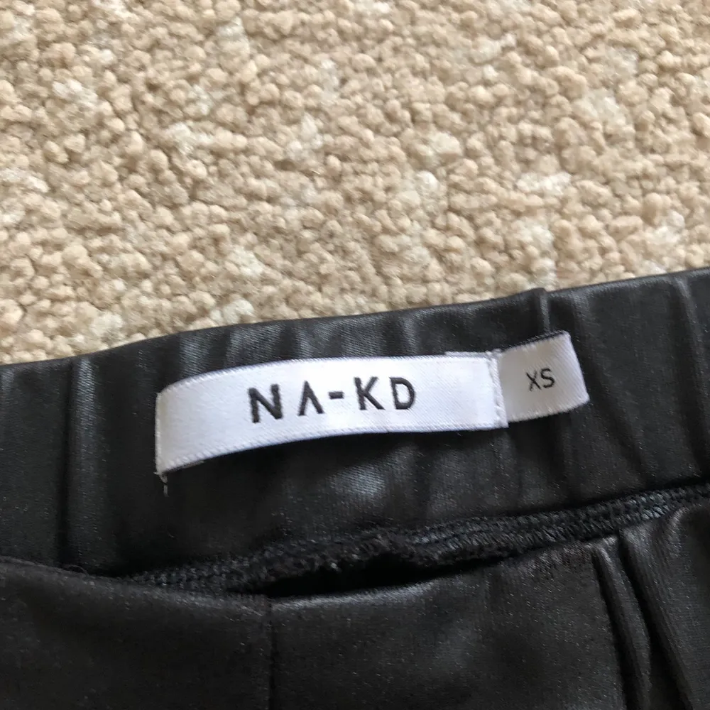 Tajta svarta lackbyxor från NA-KD i storlek XS. I fint skick 🖤. Jeans & Byxor.