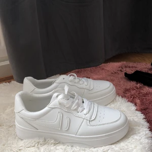 Air nike - Säljer mina fina skor 300kr efter jag har precis fått de, tyvärr så är de för liten för mig. De har bra passform och är oanvända. De är helt nya. Storlek 38