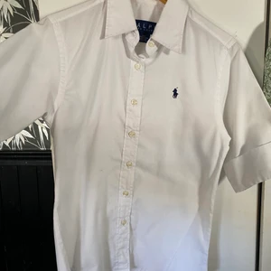 Kortärmad skjorta  - En kortärmad skjorta från Ralph lauren, aldrig använd, lite liten om man har stora byst strl M 