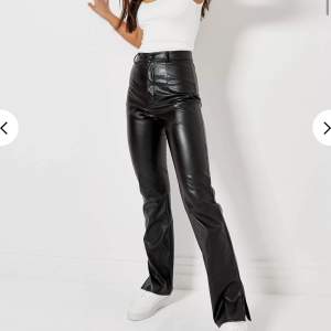 Byxorna är från missguided och aldrig använda. Säljer pga inte riktigt min stil, men annars är de extremt snygga och sköna! De har slits på båda sidorna i slutet av byxorna och inga fickor vid rumpan.