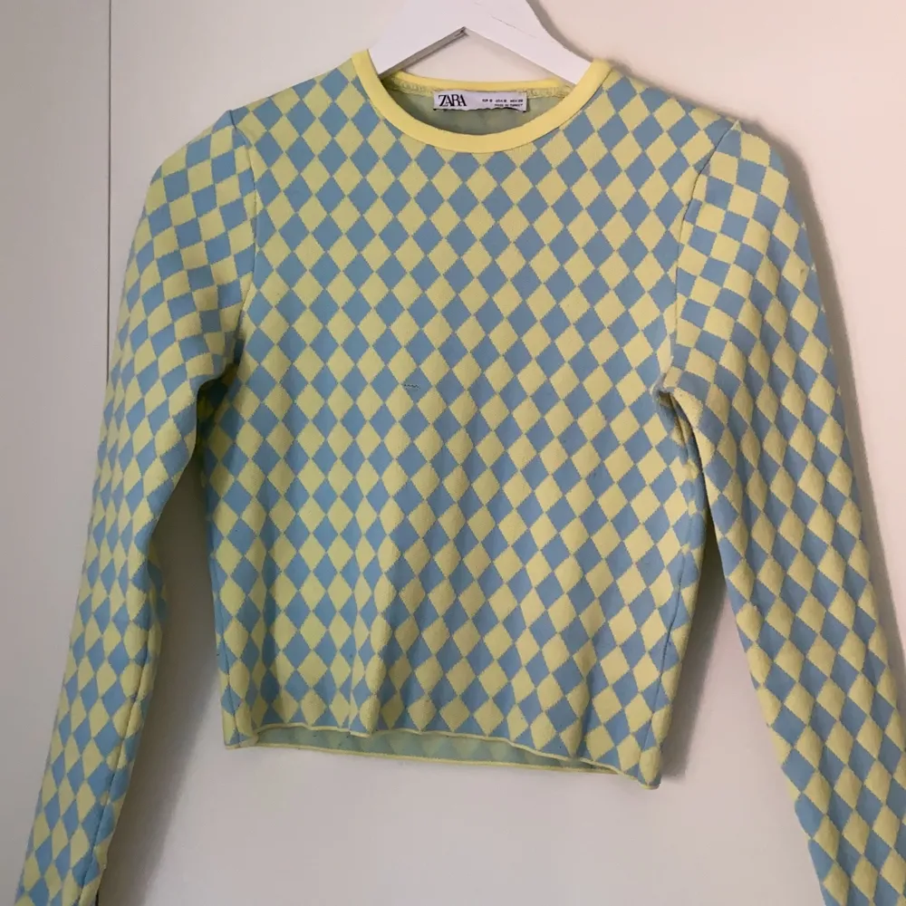 Så fin schackrutig tröja från Zara som jag köpte för 1 år sedan. Säljer då jag inte får användning för den längre. Färgen är mer grönblå i verkligheten! Skicket är helt ok utöver en repa i tyget som syns på sista bilden.💙💛                                                                                Säljer för 60kr + frakt! . Toppar.