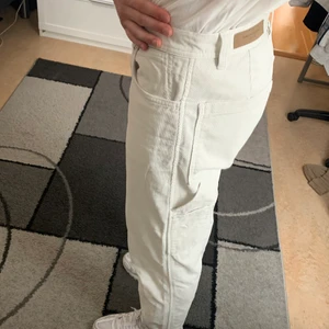 Vita Manchester carpenter byxor - These Glory Days carpenter Manchester vita byxor från Volt! Köpta för ett tag sen men väldigt varsamt används. 