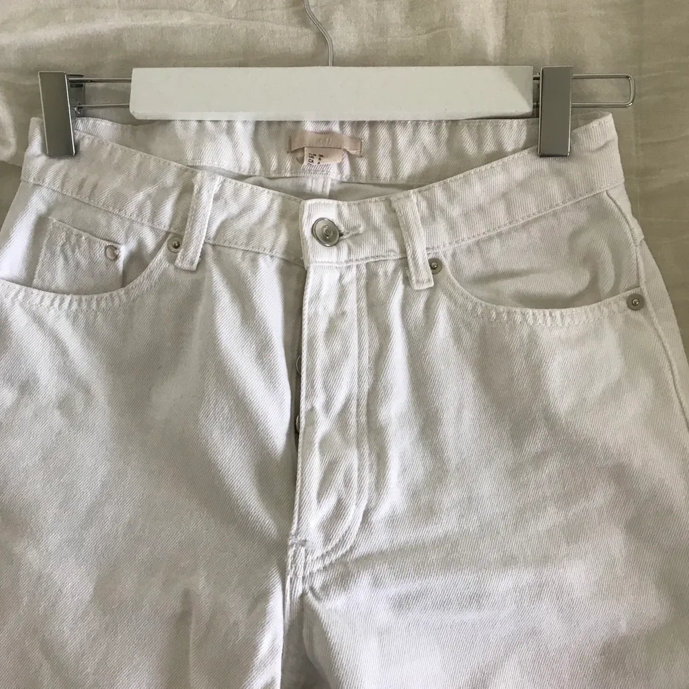Vita jeans i rak modell från H&M.  Storlek 36 men upplever dem en aning små i storleken.  Avklippta nedtill. Innerbenslängd cirka 65 cm.  Använda men i bra skick och inga fläckar.  Svårt att få till bra bilder på vita jeans! . Jeans & Byxor.