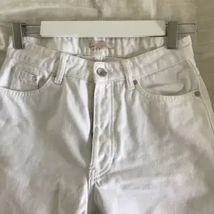 Vita jeans i rak modell från H&M.  Storlek 36 men upplever dem en aning små i storleken.  Avklippta nedtill. Innerbenslängd cirka 65 cm.  Använda men i bra skick och inga fläckar.  Svårt att få till bra bilder på vita jeans! 