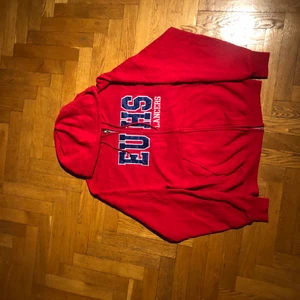 EUHS - Vintage ZipUp - En fin röd zip up med charm och stil. Köpt från amerikanska Ross för runt 50$. Perfekt för en oversized streetwear stil. Perfekt skick med få/inga skråmor.