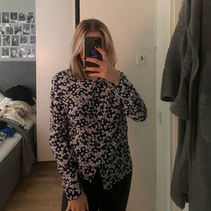 Skjorta/Blus - En skjorta från Samsoe Samsoe i "blus material". Superskönt material. Har blommor som framgår på sista bilden. 