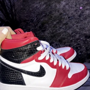 Jordan 1 high satin snake Chicago  - Intressekoll på dessa godingar, endast använda 2 gånger så dom är så gott som nya. Svarta och röda skosnören som man fick med när jag köpte följer med. Säljer vid tillräckligt bra bud. Endast seriösa bud över 1500kr. Pm för fler frågor eller bilder 