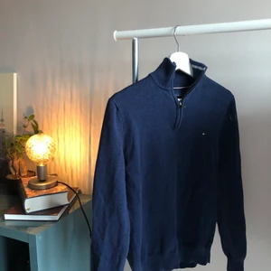 TOMMY HILFIGER Zip-up Sweater, Stl S - En zip-up sweater från Tommy Hilfiger i storlek Small (true to size), den är i ett superskick utan några flaws alls. Inköpt i Kanada för Ca 3-4 år sen men har på senare tid blivit för liten, allmänt fräsch tröja🔥