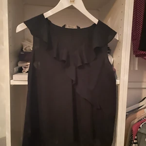 Blus ifrån Zara storlek S - Jättefin blus ifrån Zara, köpt för 2 år sedan men inte riktigt kommit till användning så därför i väldigt bra skick. Köpt för 299