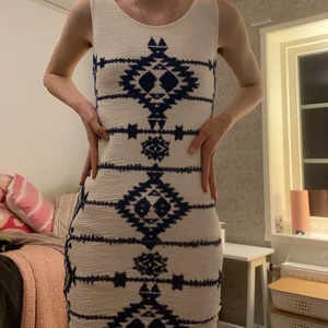 Klänning Bodycon Hudnära - En väldigt somrig Hudnära klänning från H&M divided. Väldigt bra skick med någon liten fläck som inte syns(kan skicka bild om önskas). Den är i en storlek M men passar mig som brukar ha S, den är väldigt stretchig så den passar nog alla från en lite större XS till en Större M. Kontakta mig gärna om du har frågor, men endast om du faktiskt är intresserad.
