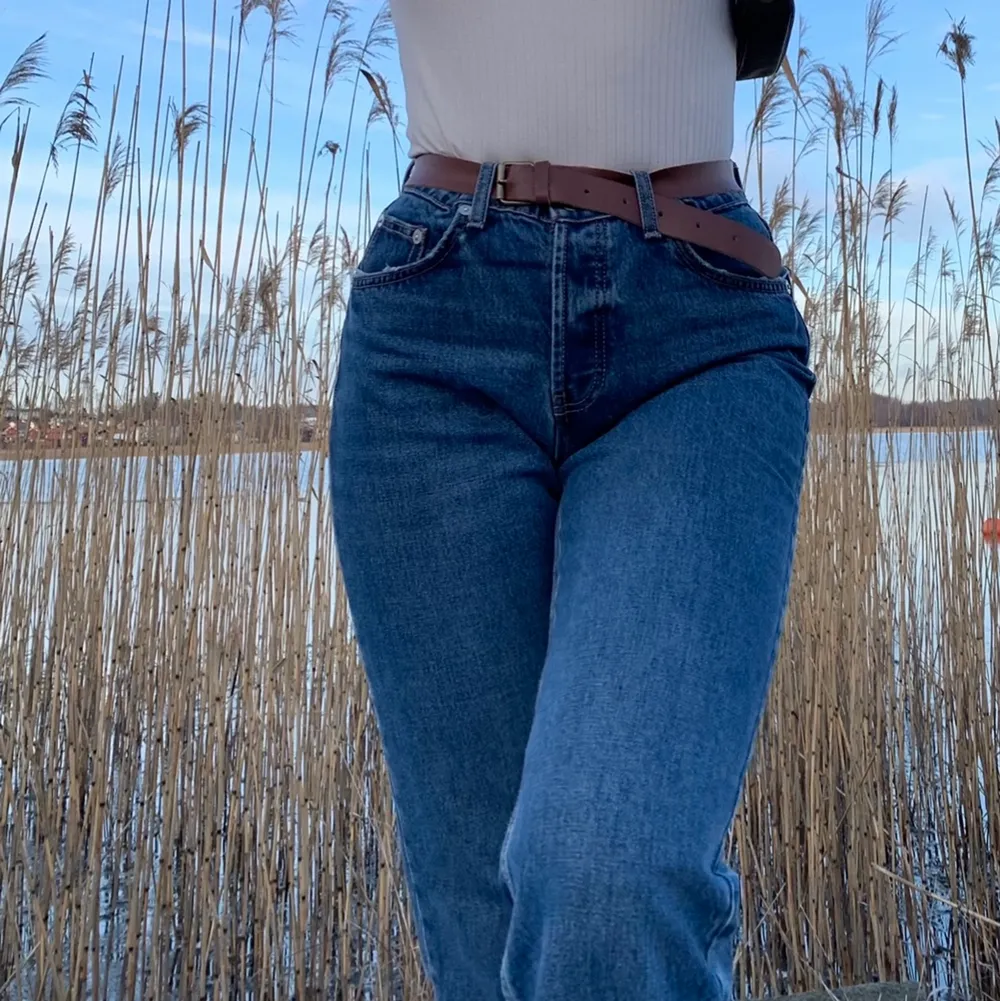 Så snygga jeans med slits. Perfekt i längden på mig som är 1.70. Dom är mid waist . Jeans & Byxor.