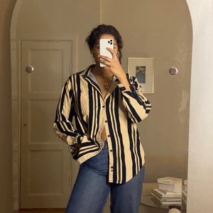 Randig skjorta storlek M - Skickas endast -köparen står för frakt.  För referens är min längd 174 cm.