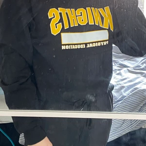 Vintage College sweatshirt ”Knights” - Vintage college sweatshirt från USA. Färgen är svart och trycker är i gult och vitt. Superbra kvalitet på trycket och cond är i toppskick, en stark 9/10!