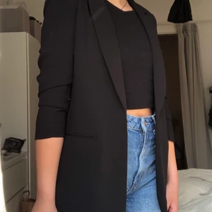Svart kavaj/blazer från HM, storlek S - Svart kavaj/blazer från HM. Säljes då jag tycker den är för liten på mig. Använd enstaka gånger. Kan mötas i Linköping annars tillkommer frakt ☺️