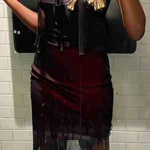 asymmetrisk kjol i vinrött och svart mesh - Endast använd en gång. Säljer pga att den inte kommer till någon användning. 