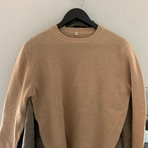 Stickad tröja - Hög kvalité stickad tröja köpt second hand. Fin färg att utforska med.