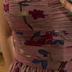 Blommig klänning  - Väldigt fin klänning från hm, använd fåtal gånger och i väldigt bra skick. Rökfritt men djur finns i huset.