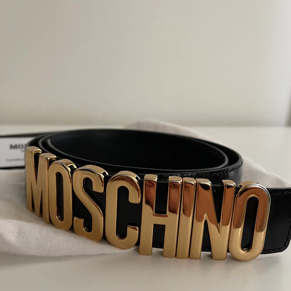 Moschino bälte i storlek S men passar både S och M                       Knappt använt och köpt för 2000 kr.                                               Både certifikat och dustbag skickas med . Accessoarer.