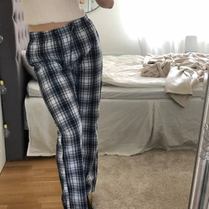 Pyjamasbyxor - Slutsålda mörkblå rutiga pyjamasbyxor från HM, aldrig använda. Storlek M från herravdelningen och går ner till fötterna på mig som är 173💕 prislapp kvar