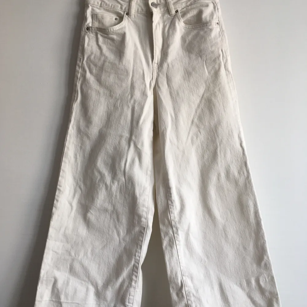 Cremevita culotte jeans med hög midja från &Denim. Fransiga nedtill.   Storlek 27, innerbenslängd 65cm.   Lätt missfärgning på höger bakficka, se bild.   166kr Ink frakt  . Jeans & Byxor.