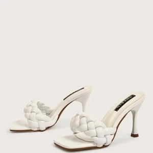 Klackar - Säljer dessa helt nya klackar i storlek 37 ❤️ Säljer pga för små för mig tyvärr :/ Skulle säg att de är ungefär som 37.5 / 38 💕