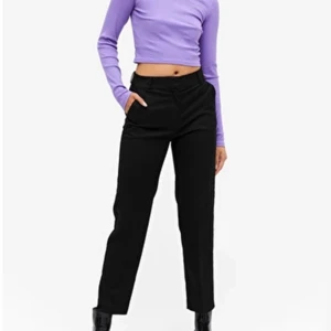 Monki byxor - Svarta kostym byxor ifrån monki, använt fåtal gånger