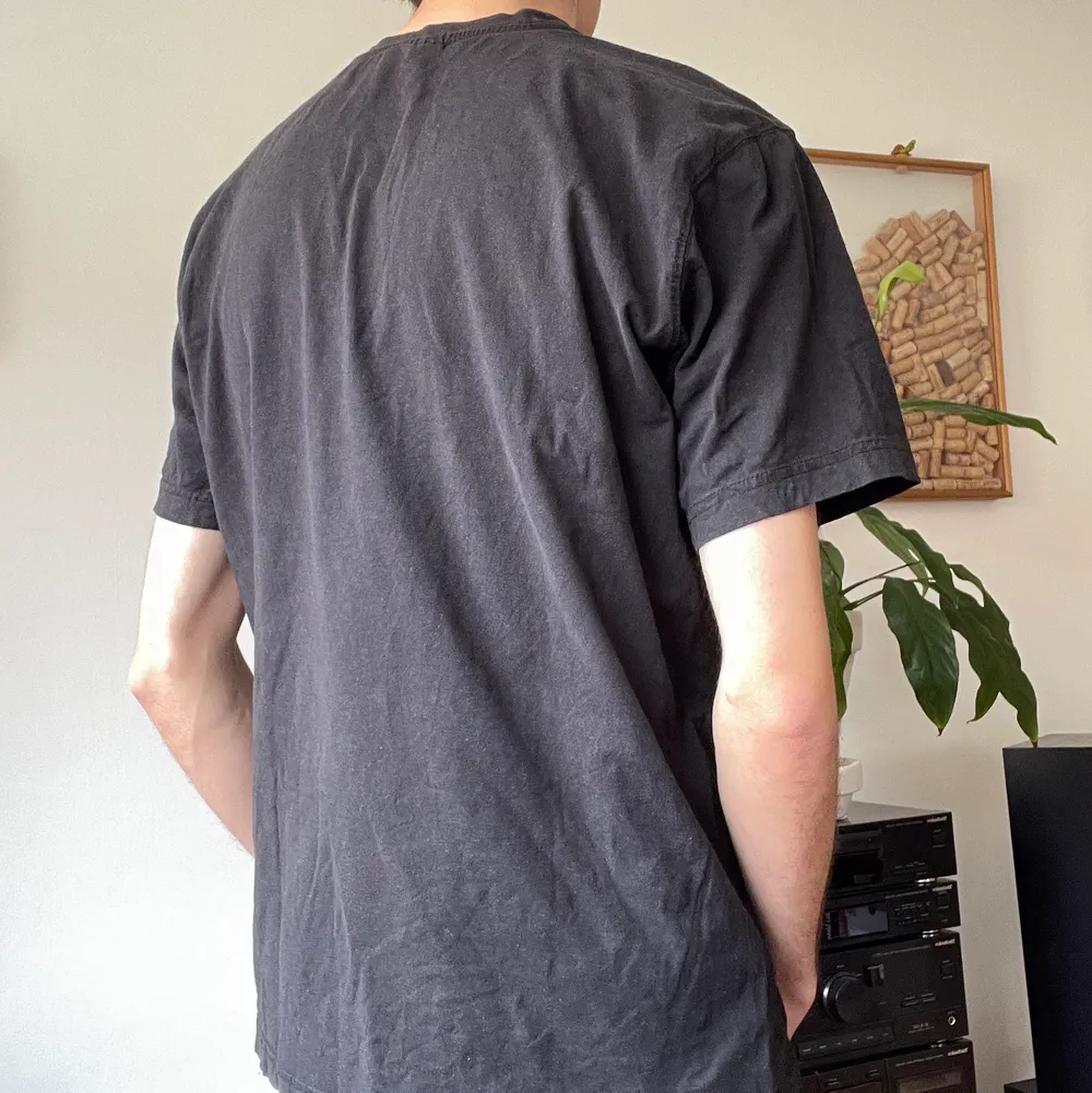 En cool svart t-shirt från Champion 😎 Lite pösigare unik form på tröjan. Storlek Women’s Large, fits like Male Small. 🖤 Loggan är perfekt sliten för en vintage look ❤️ Säljes till högstbudande 🥰. Skjortor.