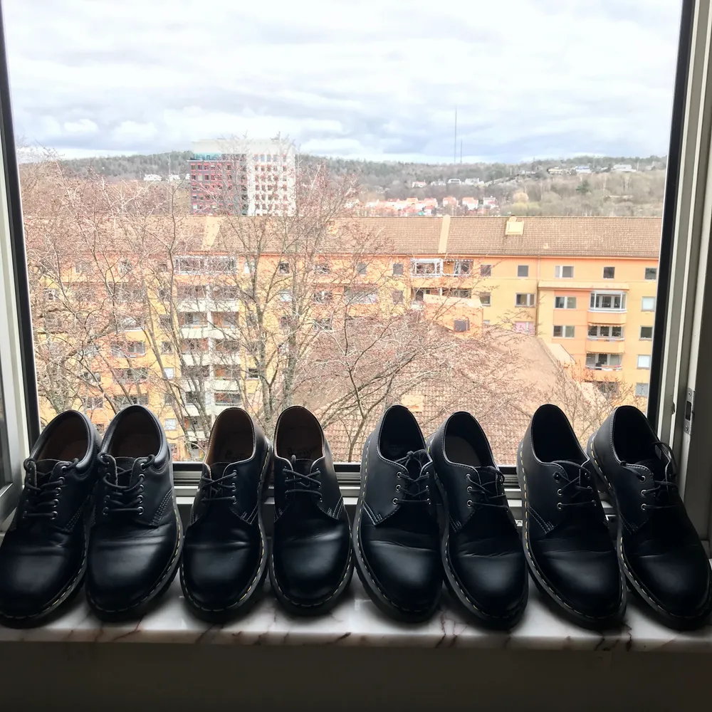 Säljer fyra låga par i nyskick. Från vänster: 8053 5 EYE SHOE BLACK stl 41 700kr, 1461 Orginal stl 40 800kr, 1461 Vegan stl 41 700kr & 1461 Vegan stl 42 700kr. . Skor.